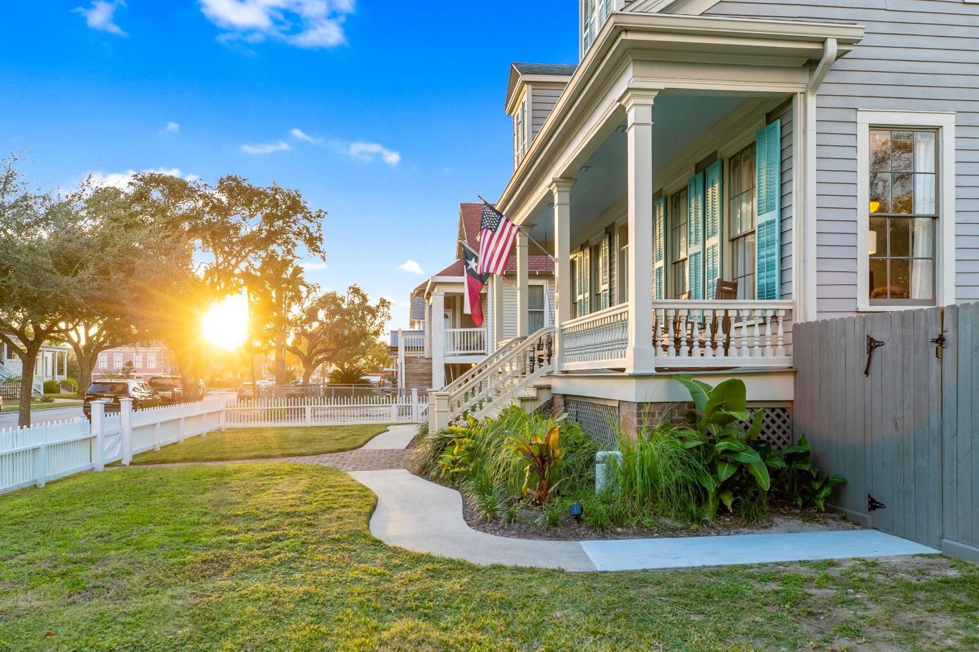 Villa Historic 1871 Coastal Breeze With Heated Pool - Restoring Galveston Esterno foto